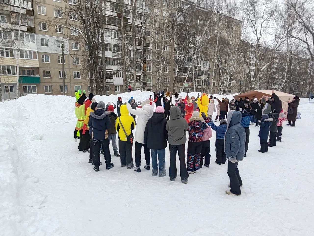 Домоуправляющая компания Советского района организовала праздничное мероприятие «Масленица» во дворе
