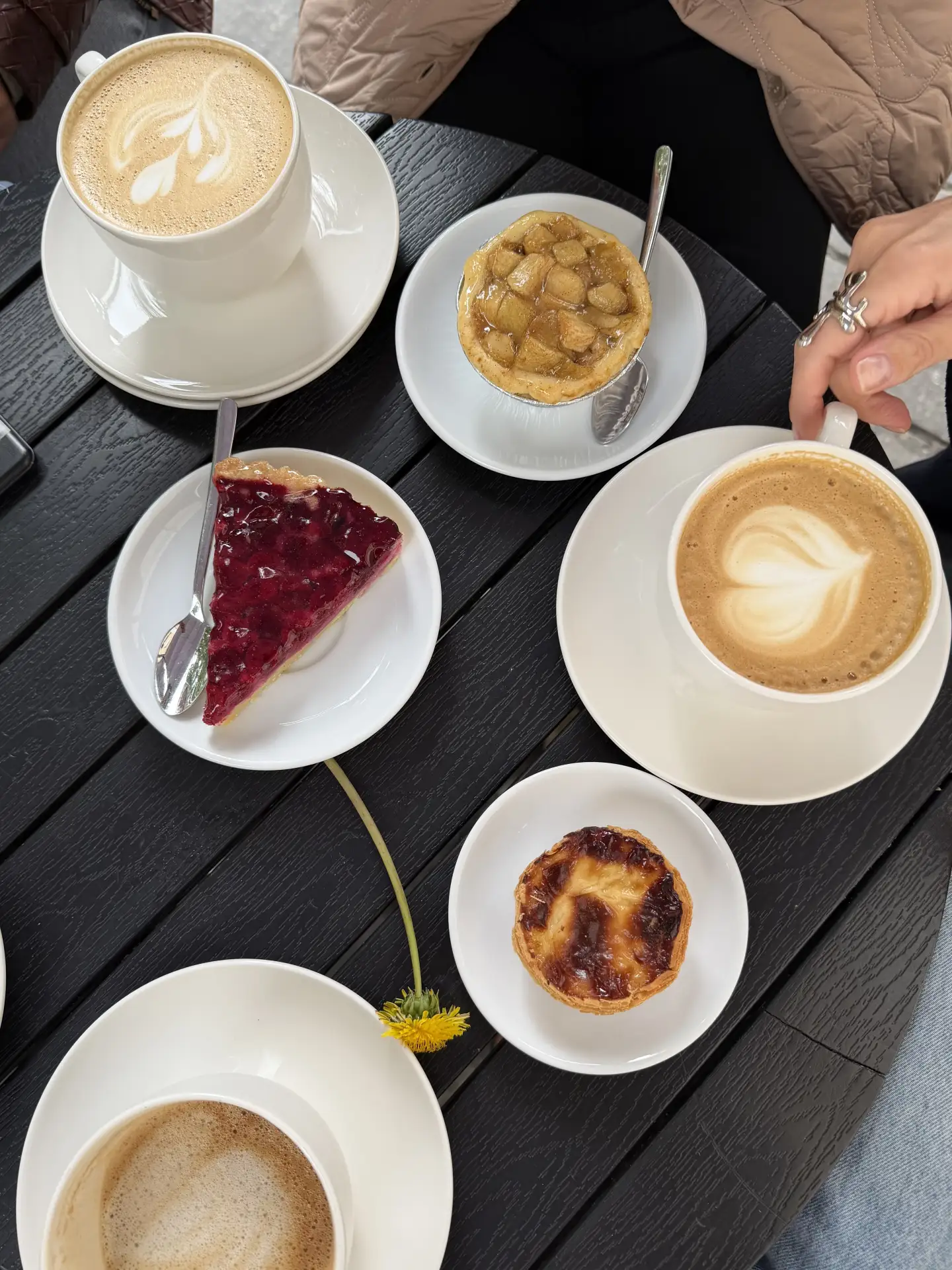 Встречались вчера с девочками ☕️ выгуляла свою новенькую дофаминовую юбку 💖 и по совме...