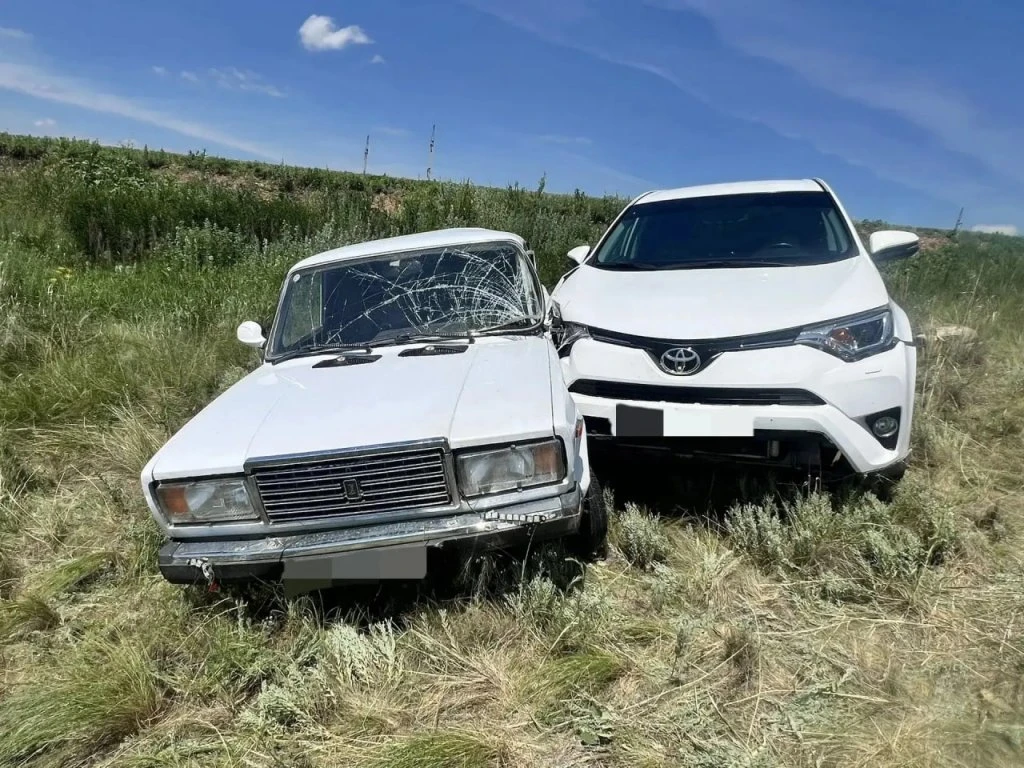 На трассе Гай — Ириклинский столкнулись Toyota и ВАЗ