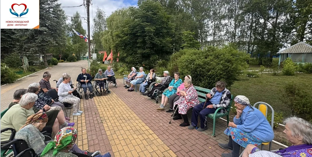✅Чтение книги интересно проходит на улице в кругу друзей.