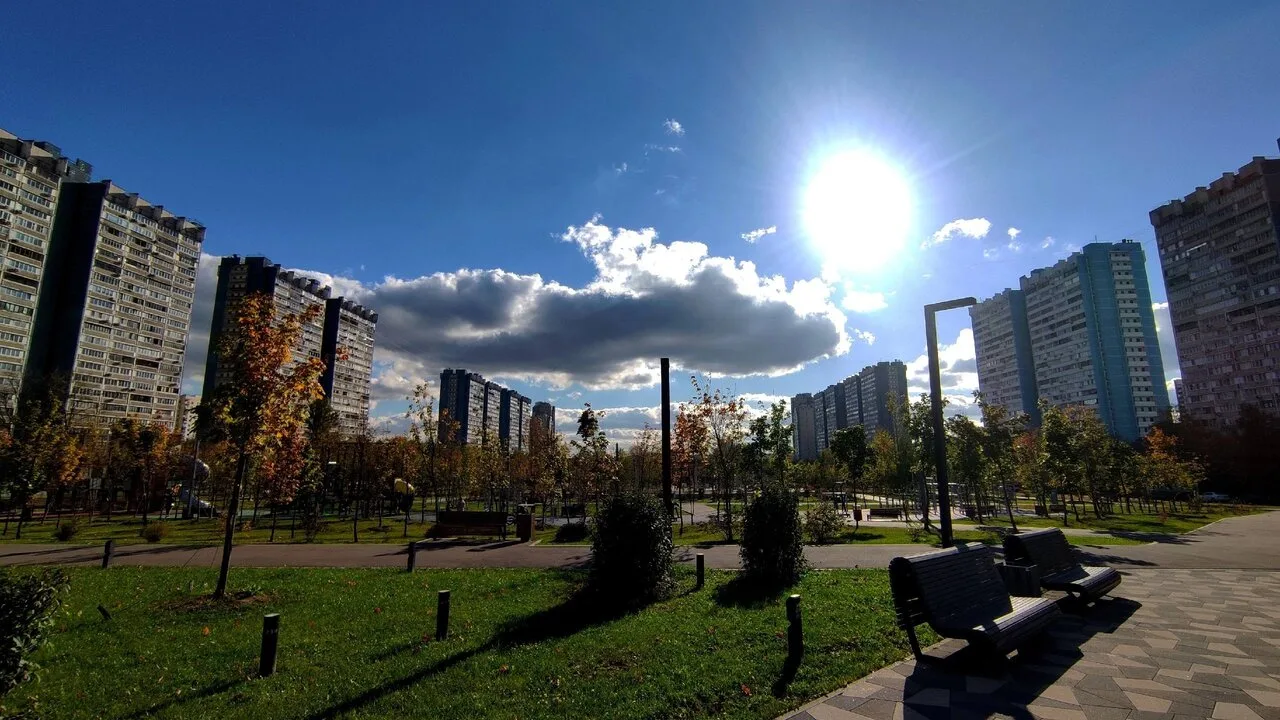 Балуют нас осенним солнышком)