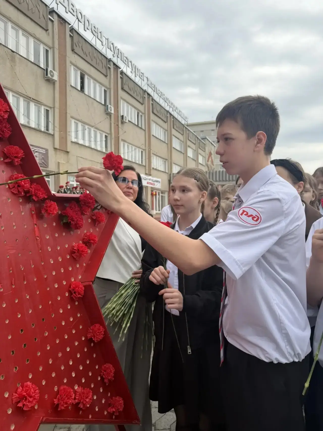 С Днём Победы! 🔥🔥🔥  Юые железнодорожники почтили память героев, приняв участие в патриотических акци
