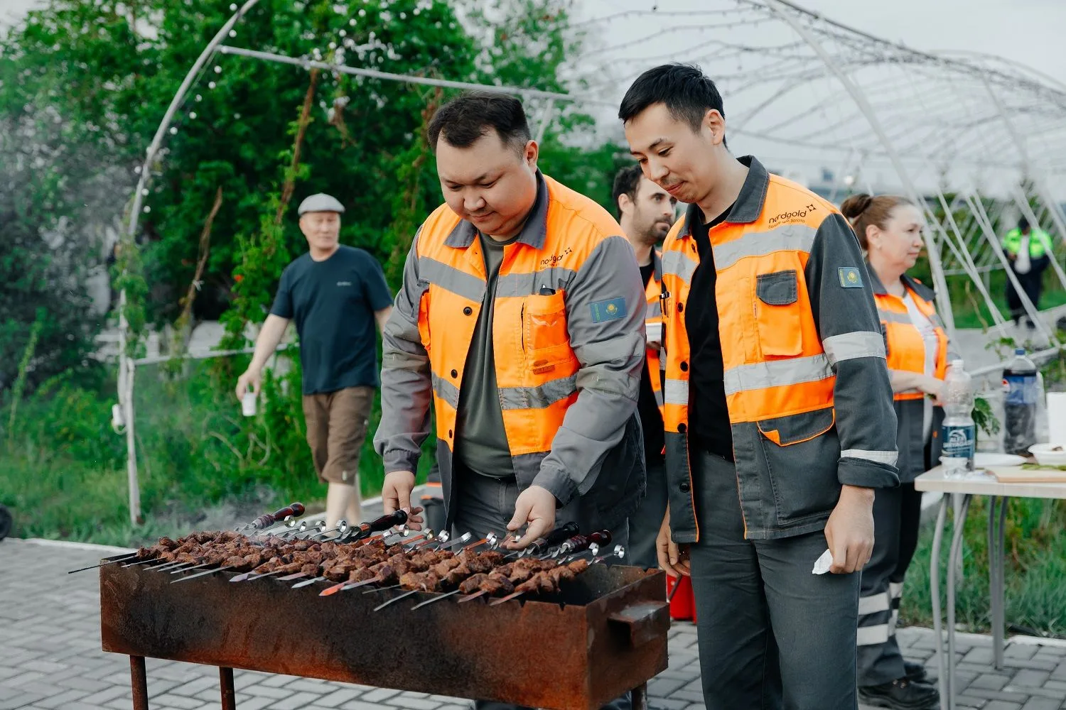 Май на Суздале удался – пока одни жарили мясо, другие «жарили» резину! Кажется, рудник ...