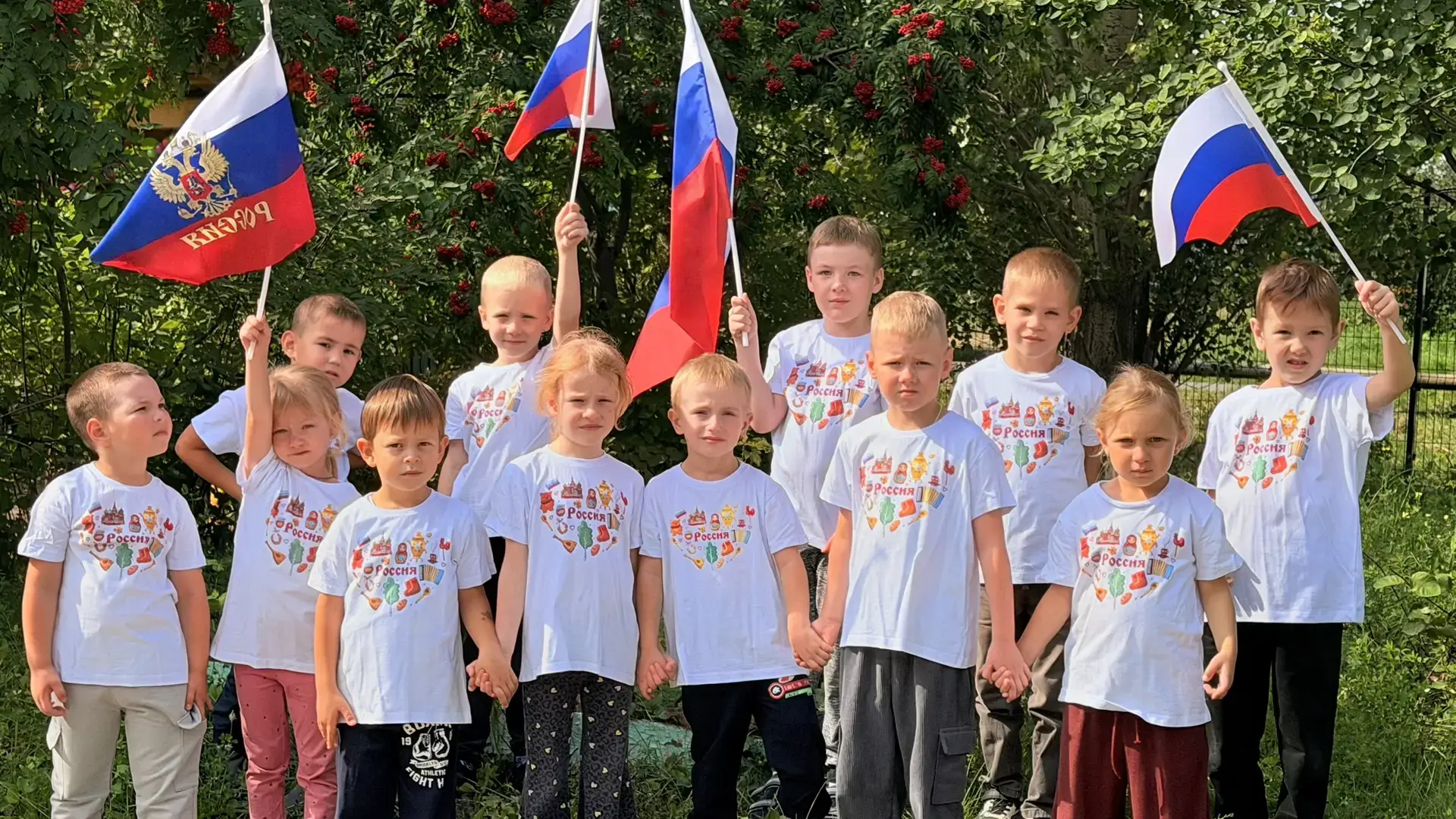 Участники акции" Флаг моего Государства", посвященная 35-летию Государственного флага Р...