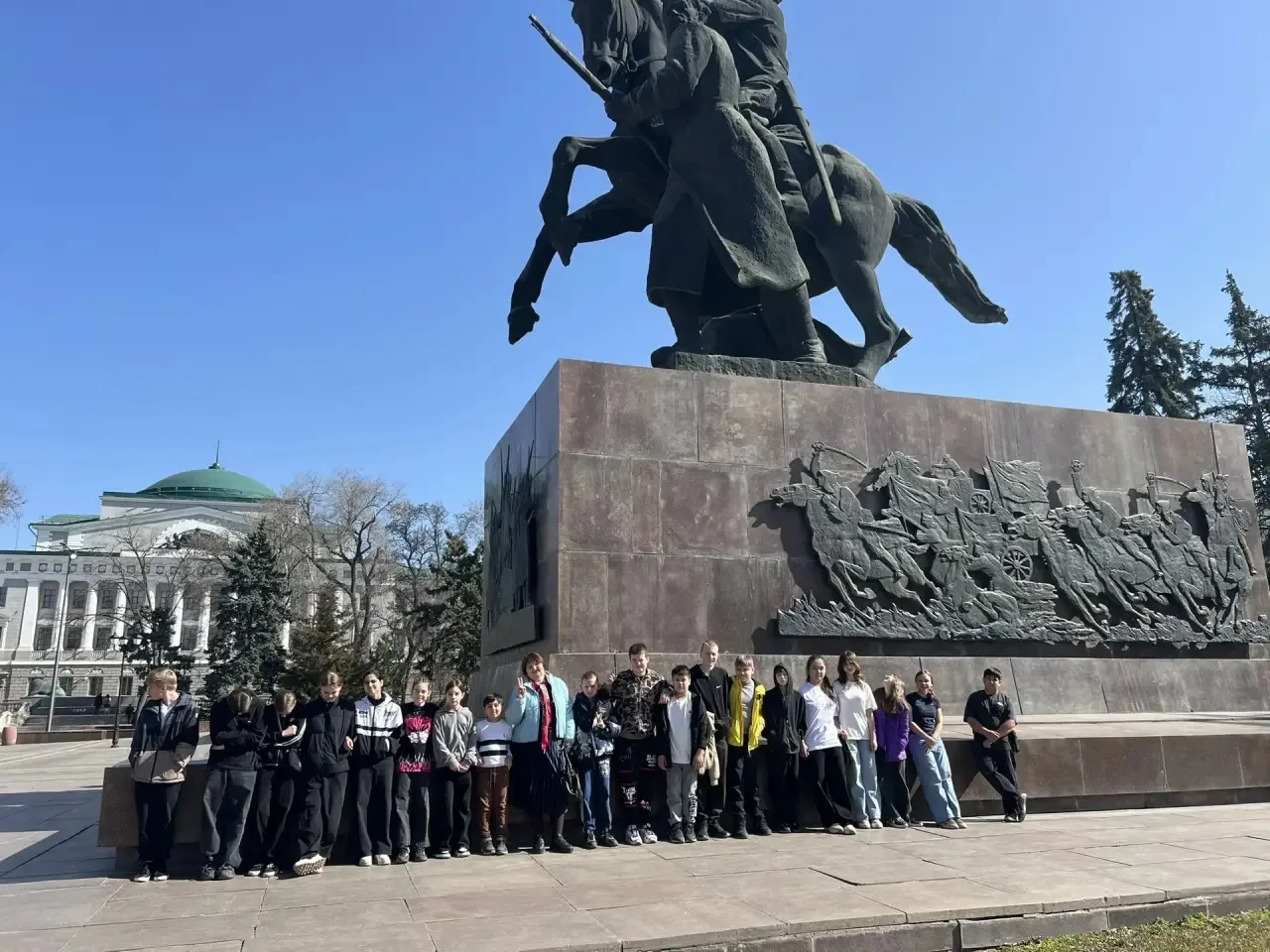 🏛 Учащиеся 6 «Б» и 6 «Д» классов посетили выставку «Сокровища Донских степей» в Ростовский областной