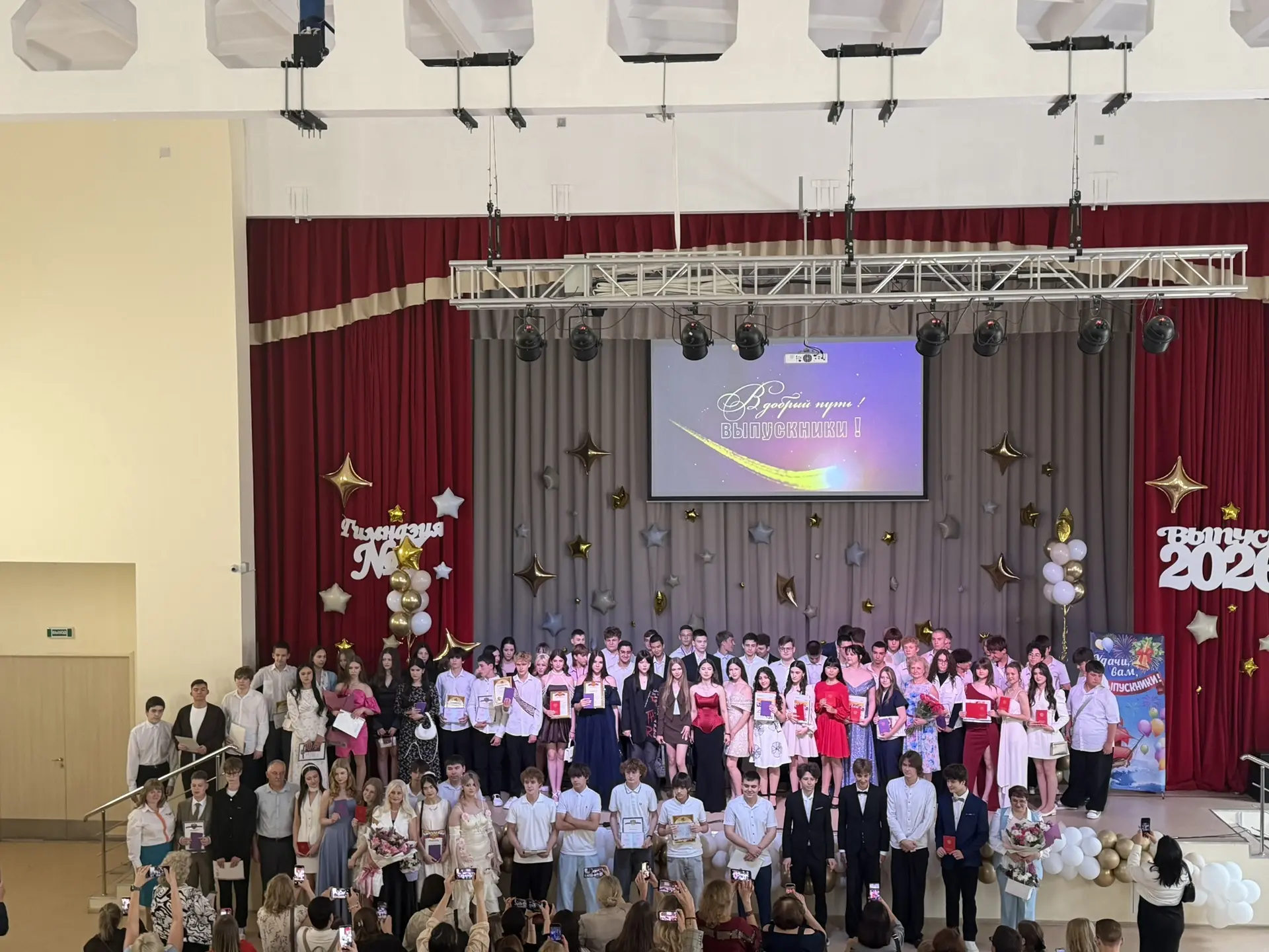 🔔«Все позади: уроки, перемены,
Экзамены, ответы у доски.
Приходят первоклассники на смену,
А вы теп