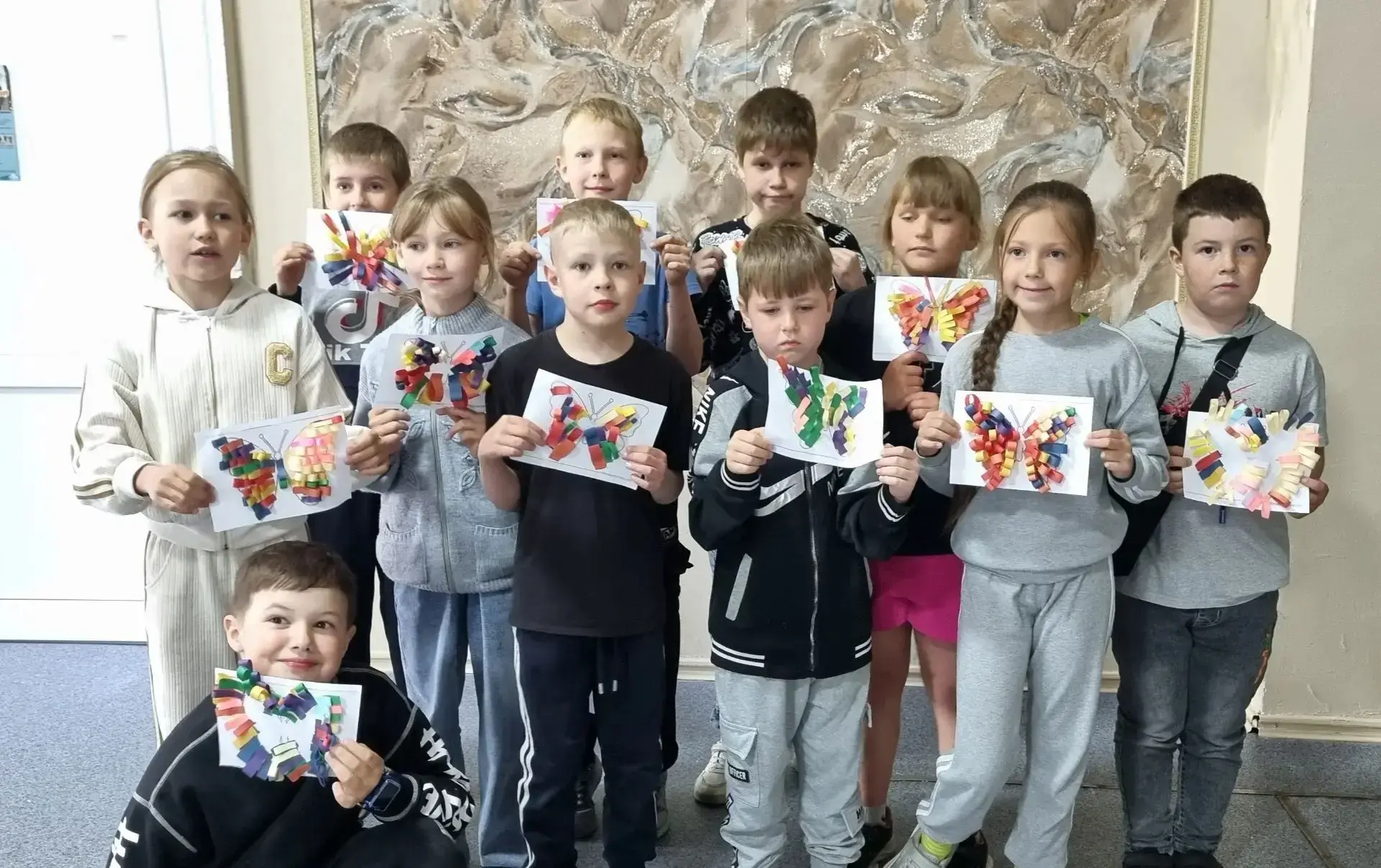 В доме культуры посёлка Майский прошёл весёлый мастер-класс открытка «Радуга творчества» 🦋✨!

Метод