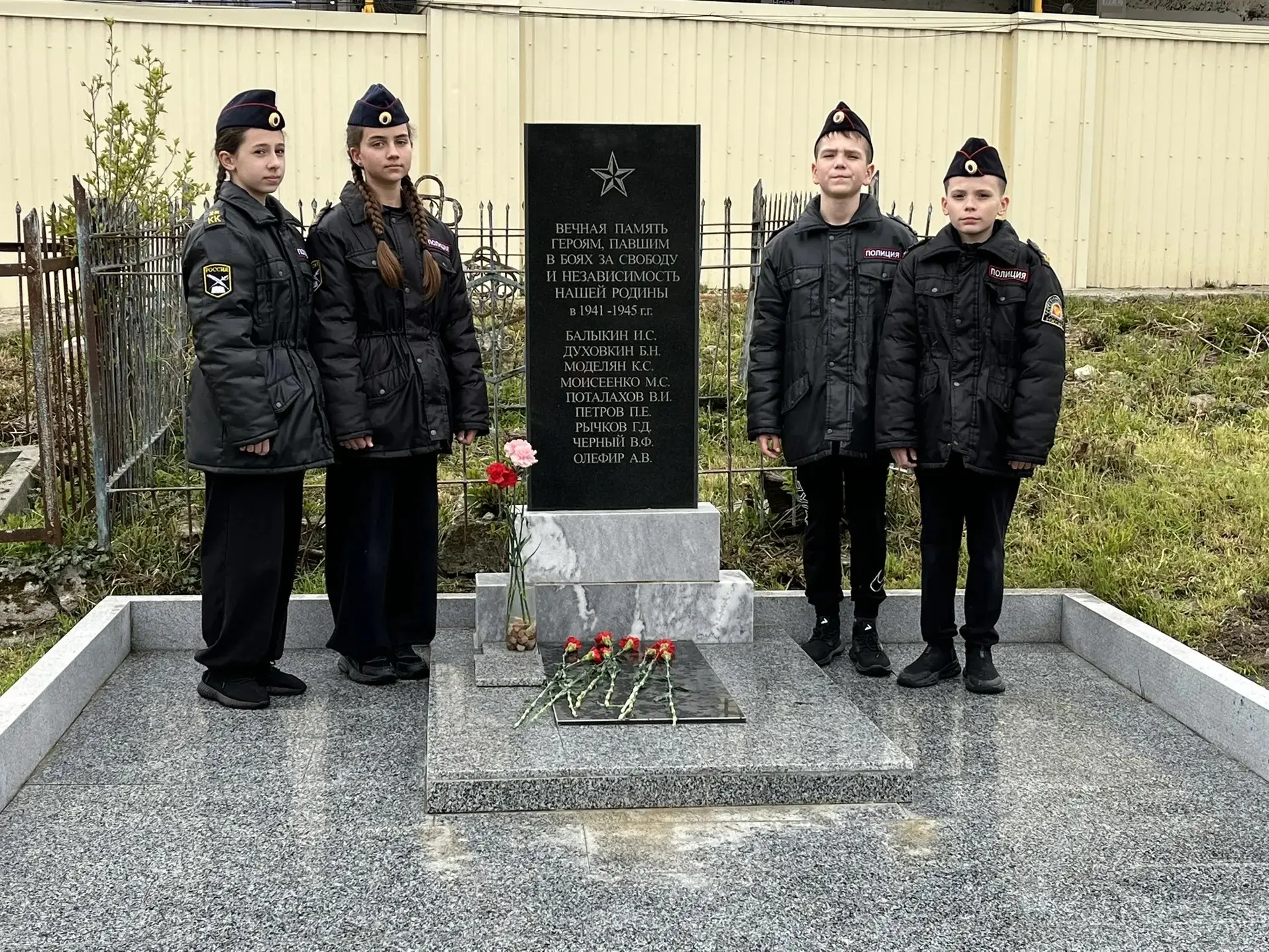 📍 Обучающиеся школы провели уборку воинских захоронений. В рамках патриотического воспитания и сохра