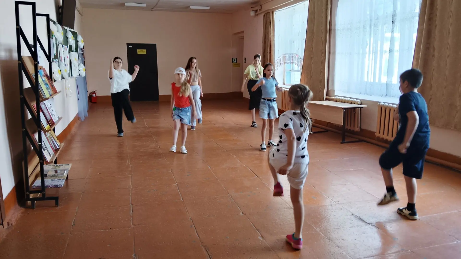 В период работы пришкольного лагеря «Ромашка» ребята также посетили бассейн в МАУ ДО СШ «Кетне» Комс
