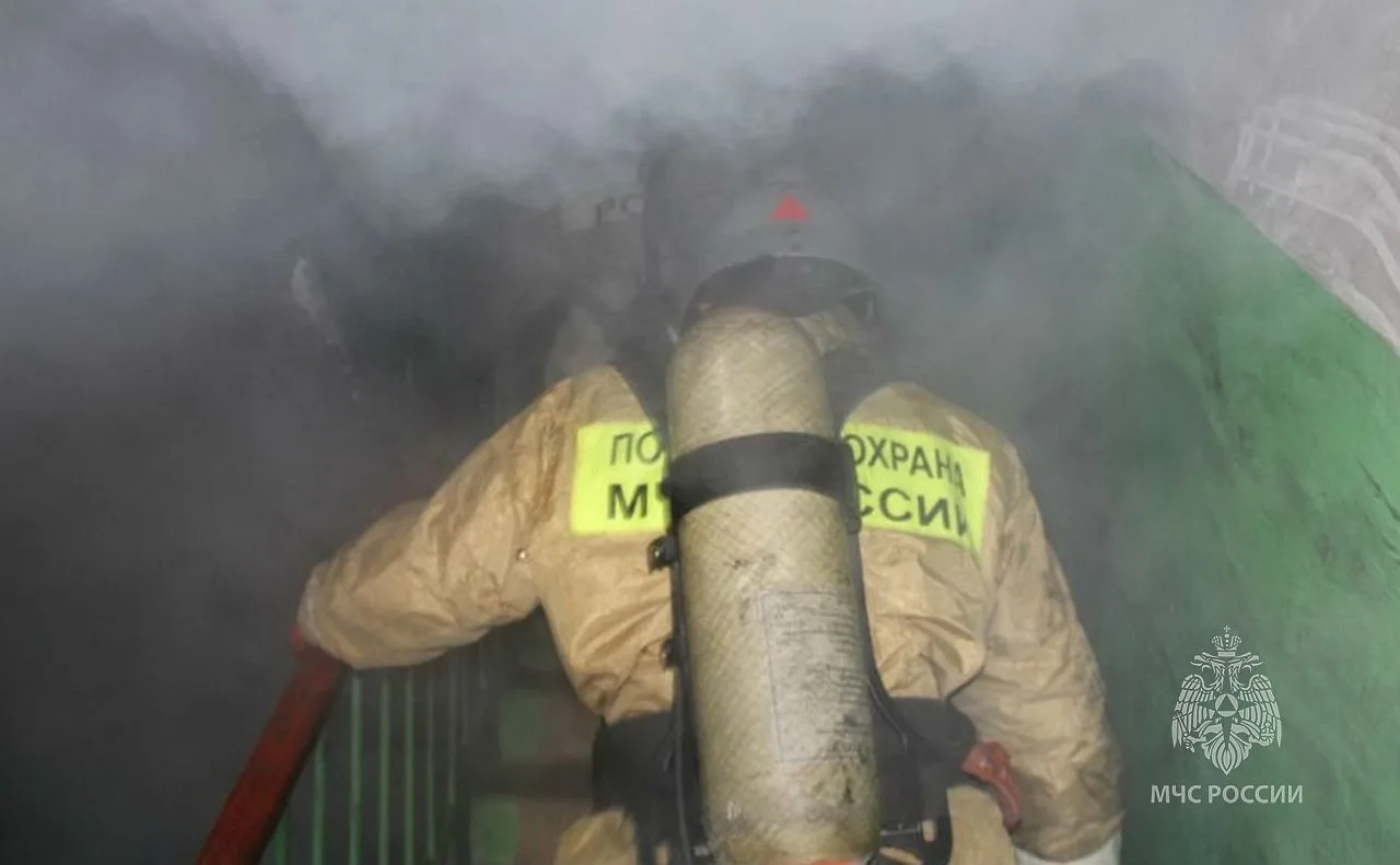 🚨 Ночной пожар в Абакане: огнеборцы спасли восемь человек из задымленной пятиэтажки