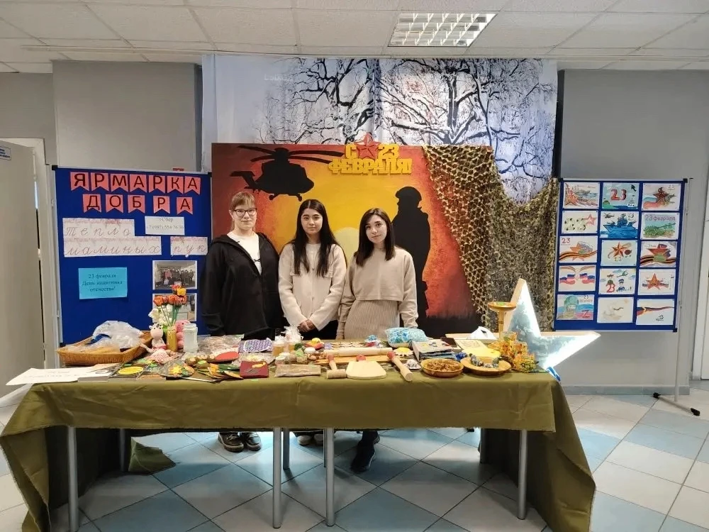 В нашей школе прошла благотворительная ярмарка в поддержку СВО под названием «Тепло маминых рук»! На