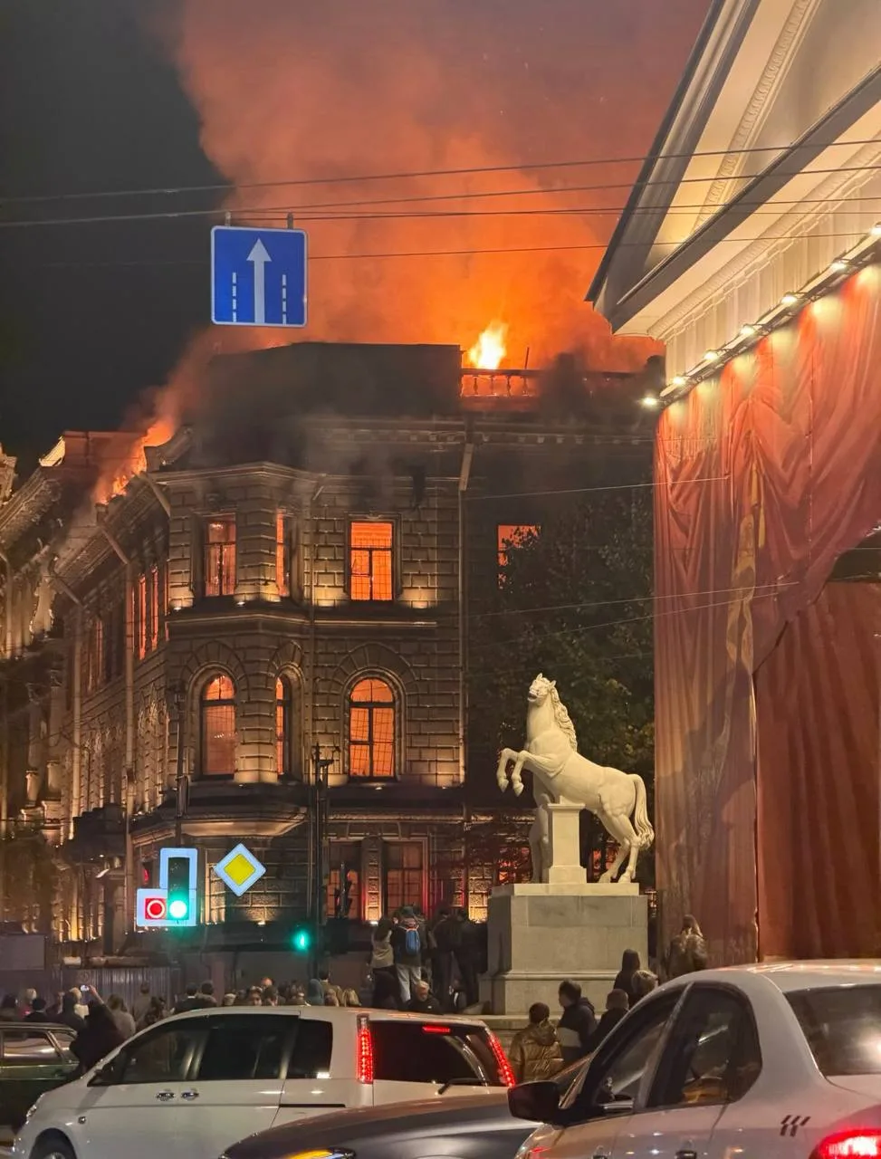 Площадь пожара увеличилась до 2 тысяч квадратных метров.