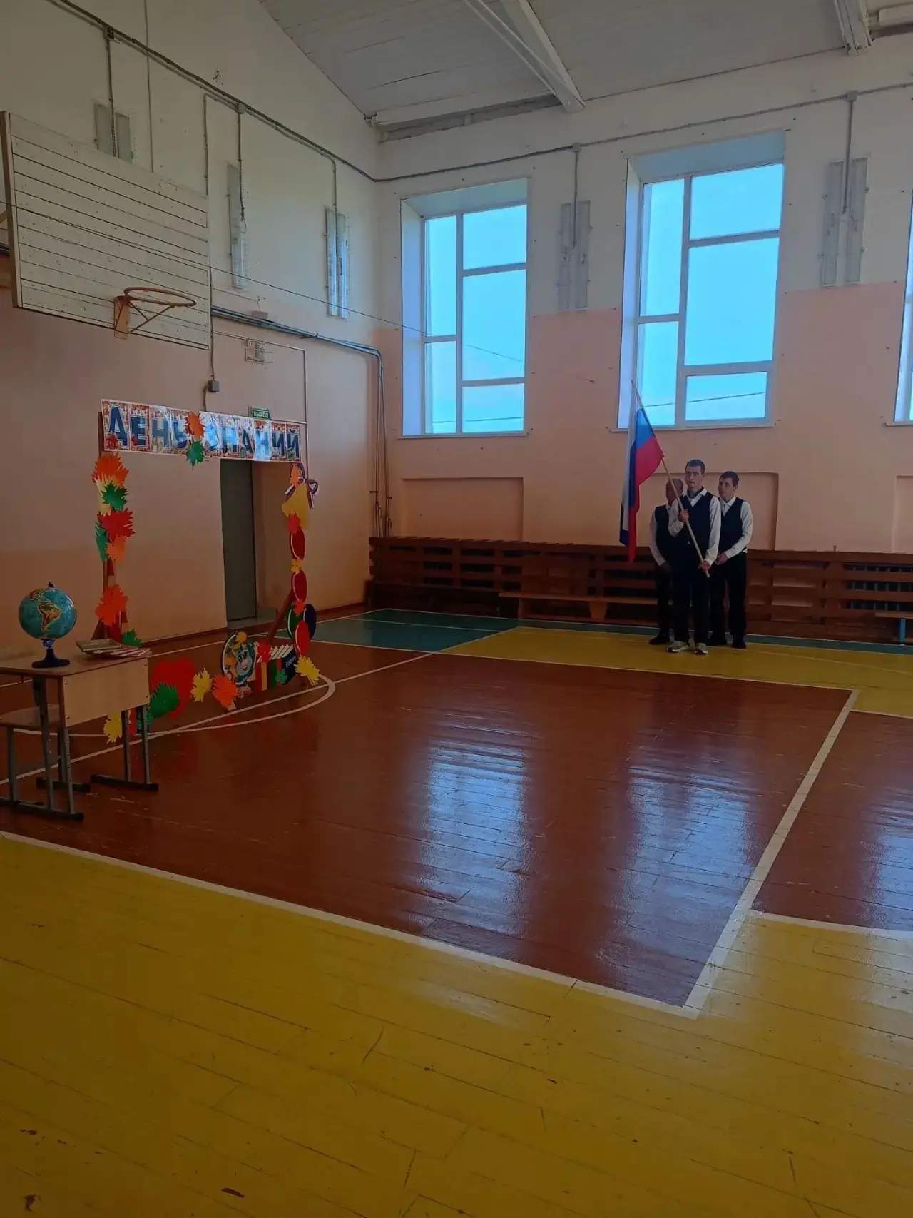 1 сентября- День знаний, праздник цветов, друзей, улыбок! Дан старт новому учебному год...