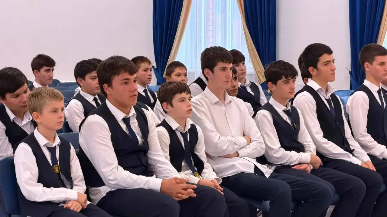 В школе № 4 города Грозного провели профилактическую беседу с учениками. Сотрудники ПДН...