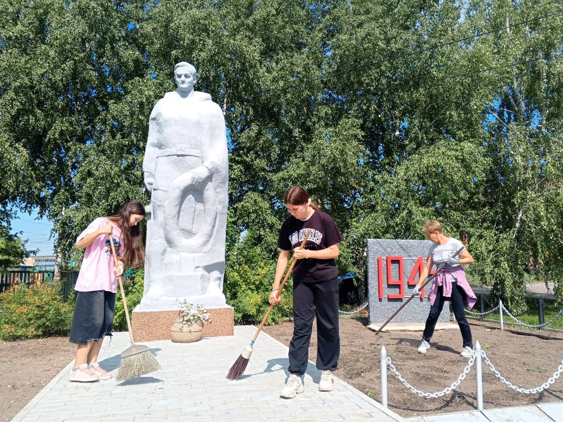 🇷🇺 Чистота у памятника – наша благодарность героям