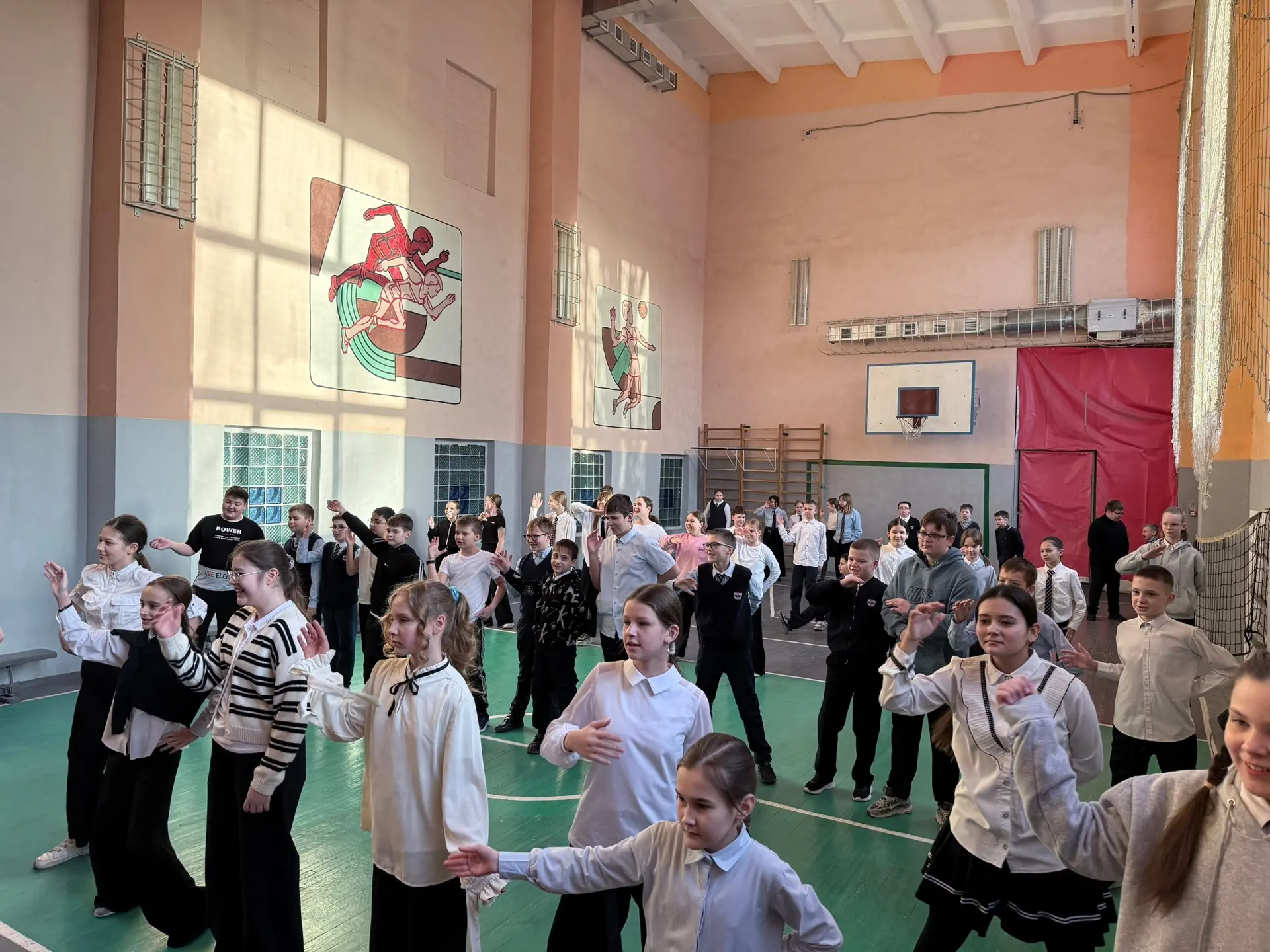 Дружим классами и бодреем!  Каждую неделю 5-е и 6-е классы встречаются на веселой зарядке. Это всего