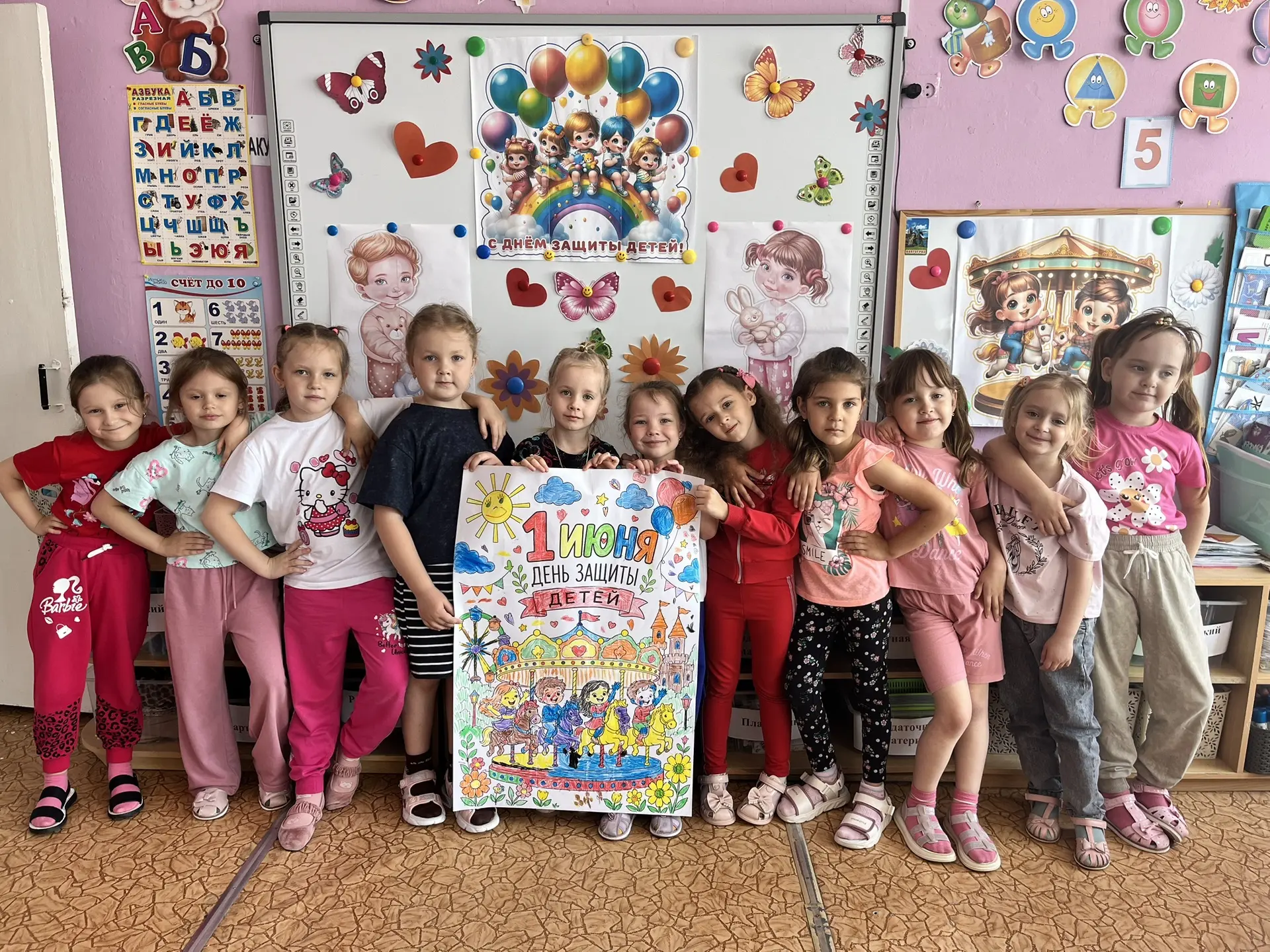 Сегодня у наших ребят веселое  праздничное настроение, мы  пожелаем  им: