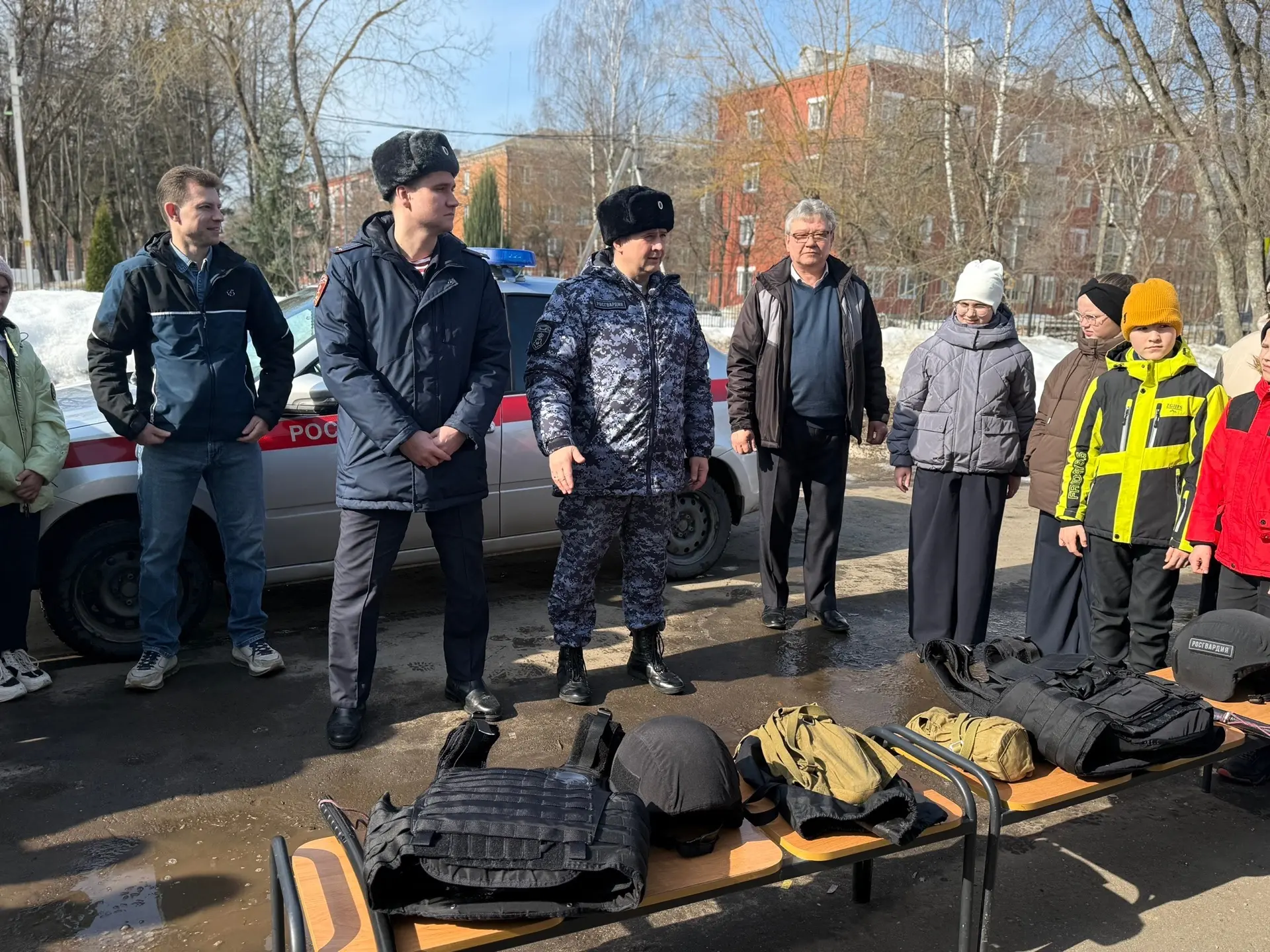 👮‍♂️ Будущее уже здесь: встреча с героями реальной службы!  В нашей школе прошел невероятно крутой у