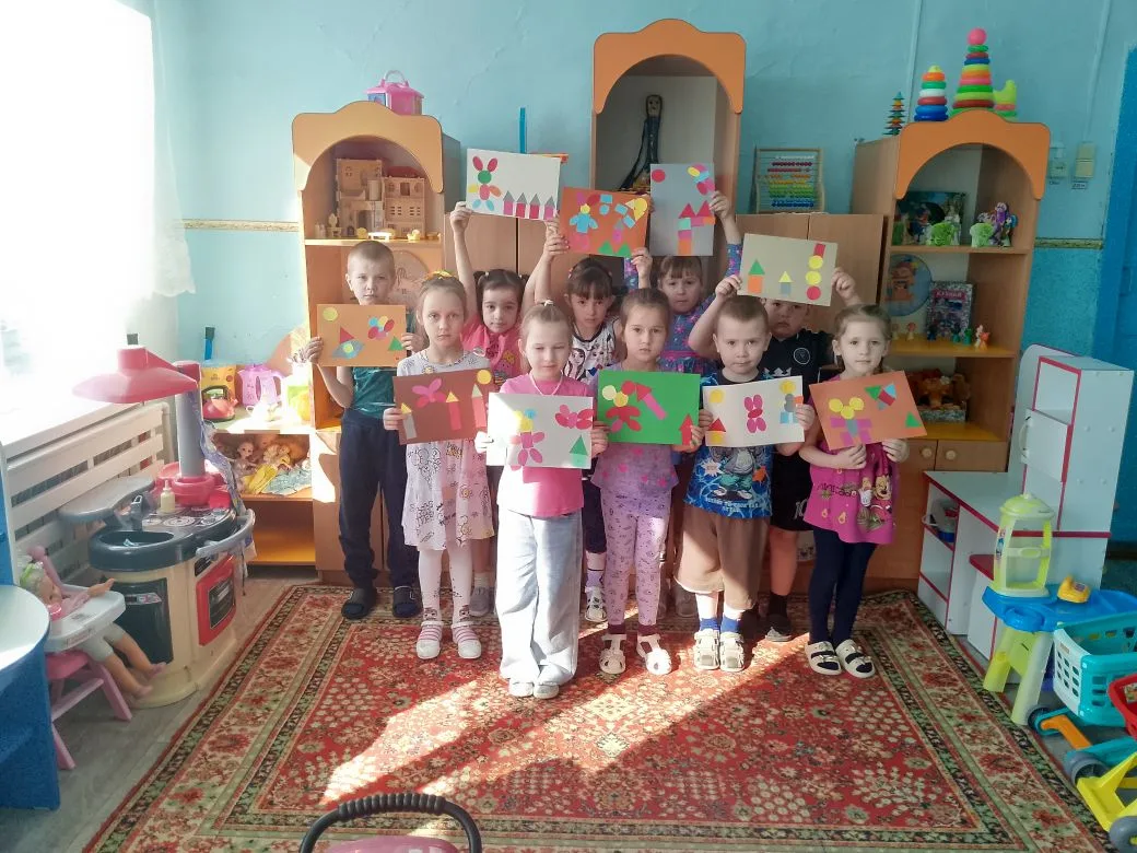 Аппликация из геометрических фигур  в старшей подготовительной группе.