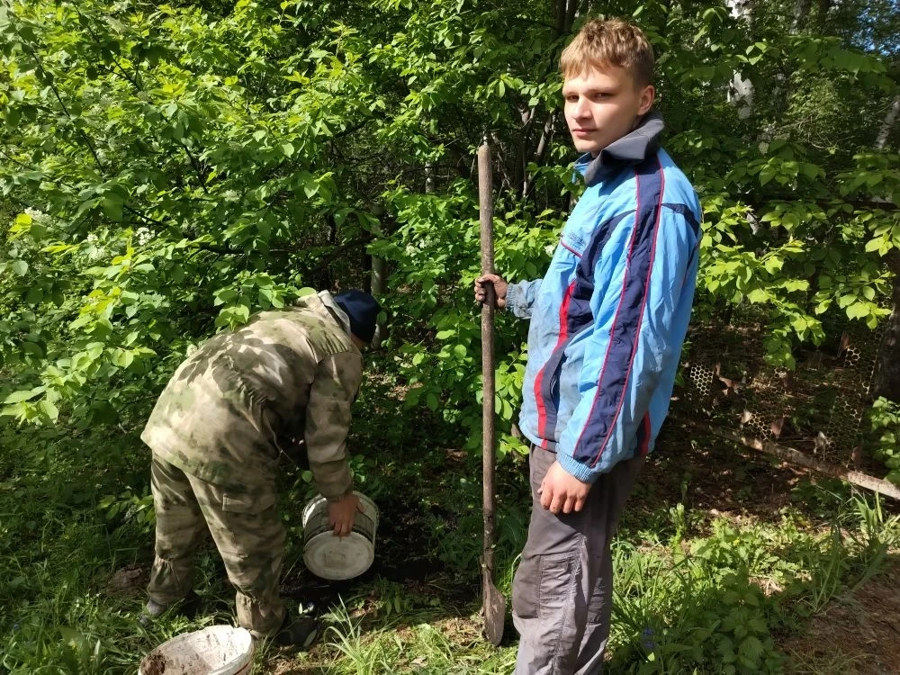 «Сад памяти»: в нашей школе высадили деревья в честь героев!
⁣
В нашей школе прошла трогательная и в