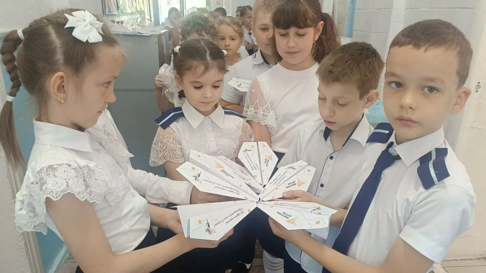 ✈️Традиция «Самолётик будущего» к Последнему звонку🔔
Традиционно учащиеся 1  класса школы № 3 под р