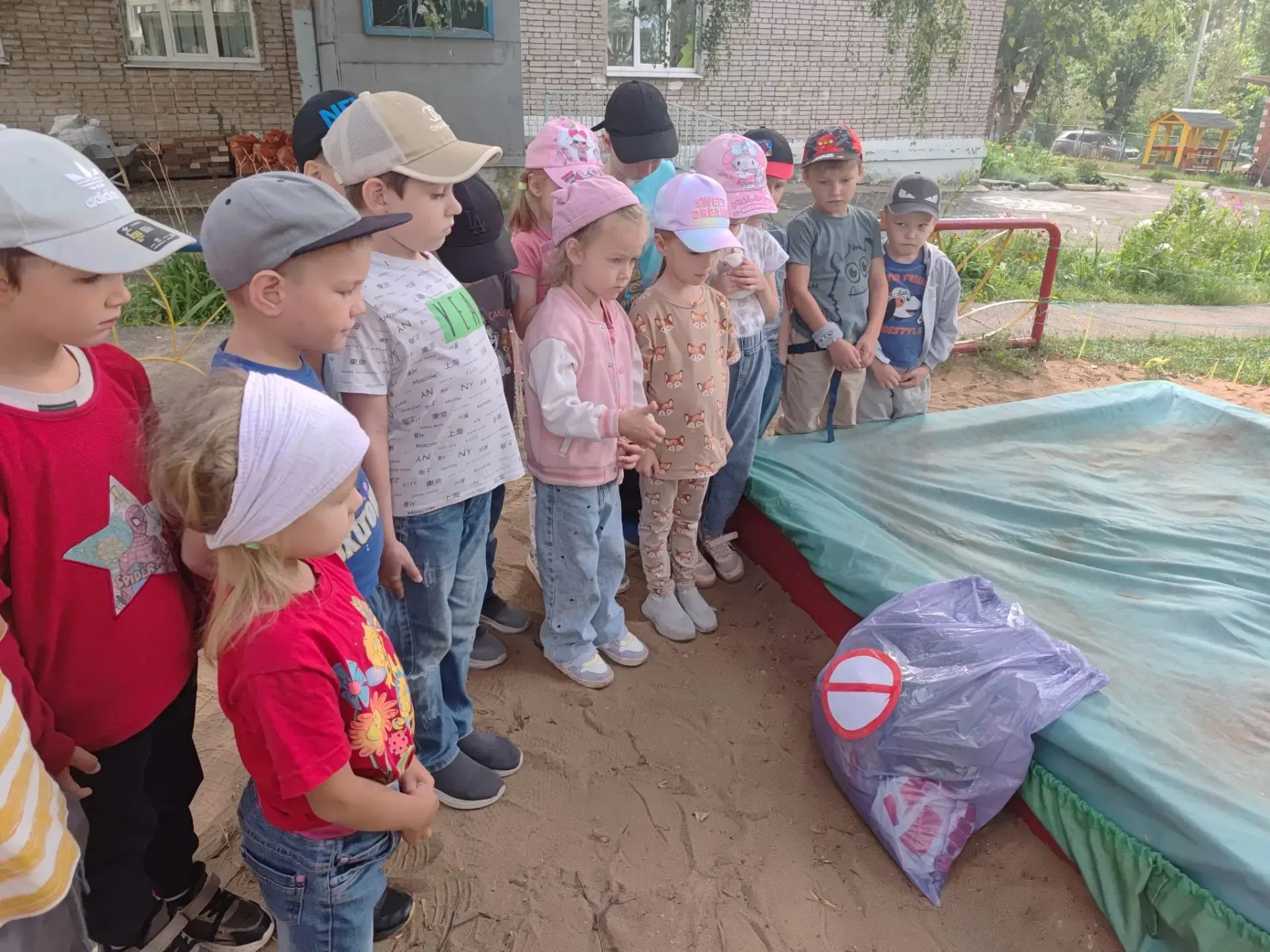 Вышли ребята на прогулку и наткнулись на опасную находку! Это был настоящий сюрприз, но...