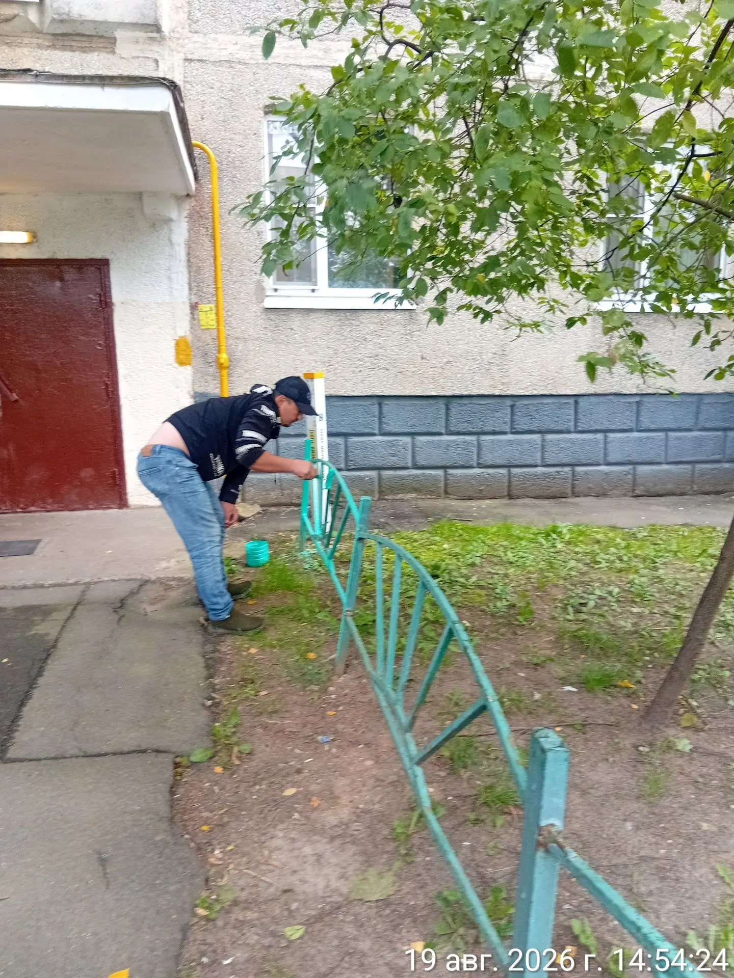 Свердлова д.35:покраска ограждения.