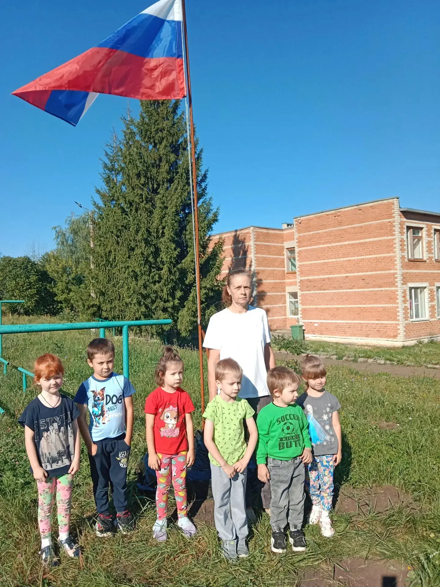 В нашем детском саду утро началось с поднятия государственного флага России!