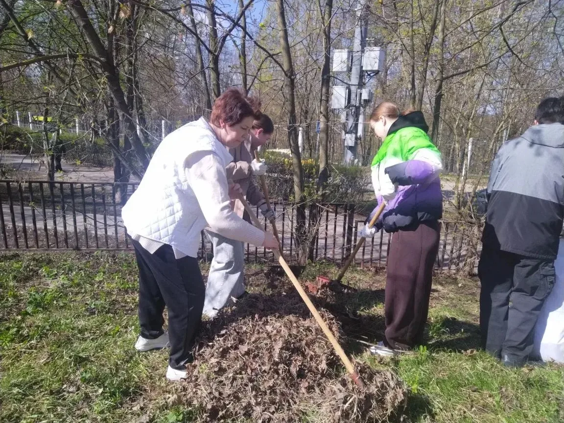 Благодаря прекрасной погоде на субботник сегодня вышли 10А и 7Л4 классы. Продолжаем наводить чистоту