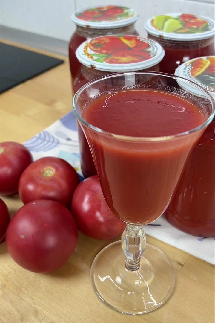 Томатный сок на зиму! Гораздо вкуснее магазинного, обязательно попробуйте! 
 
Томаты 
соль по вкусу 