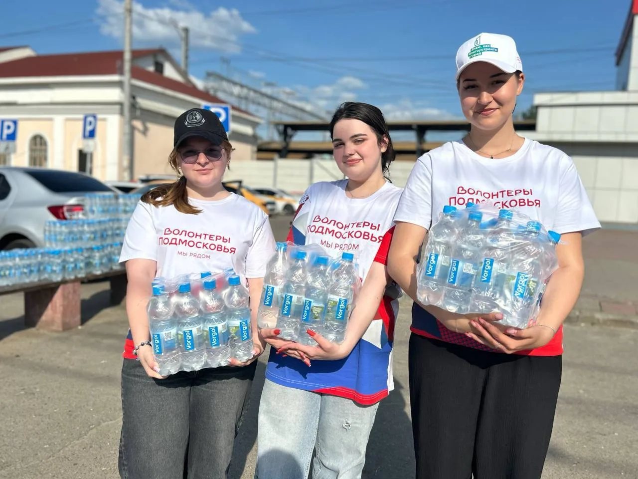 Более 450 бутылок с водой раздали волонтёры на привокзальной площади в Подольске  Несколько дней под