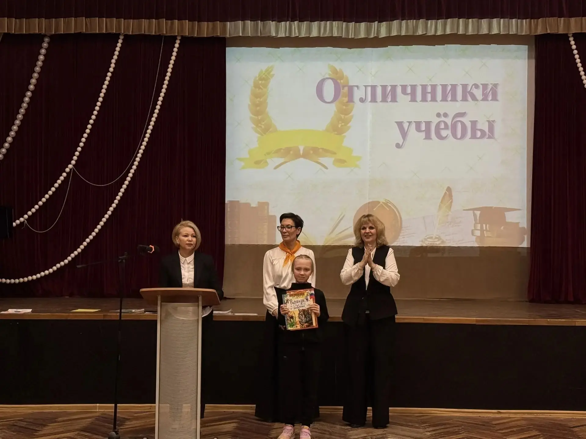 В преддверии весенних каникул в нашей школе состоялась торжественная линейка для учащихся 1 - 4 клас