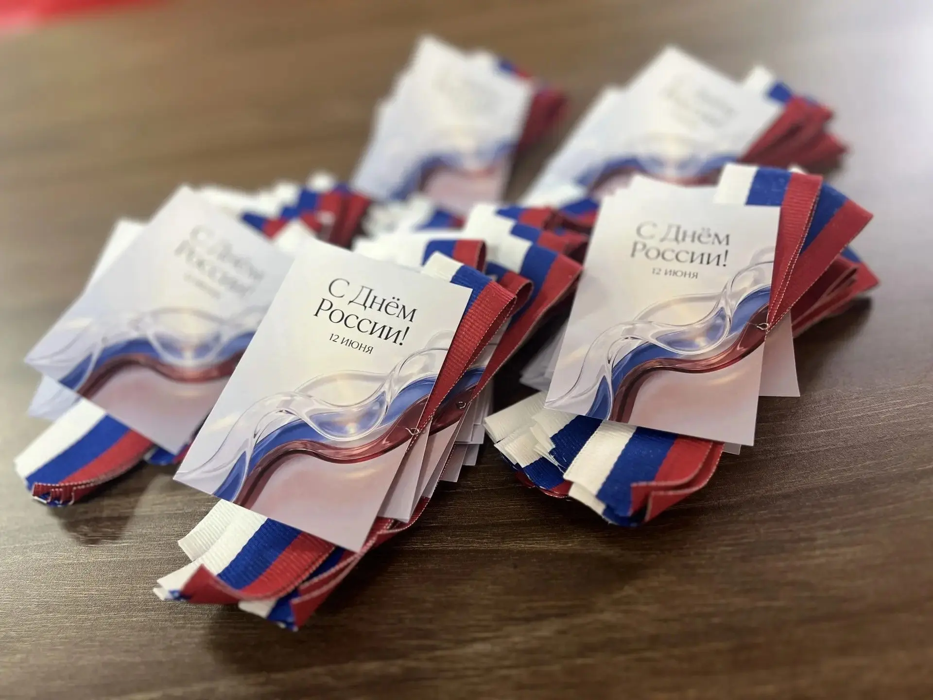 «Российский триколор»!🇷🇺⁣
🎓В преддверии Дня России наши студенты-волонтёры приняли активное участ