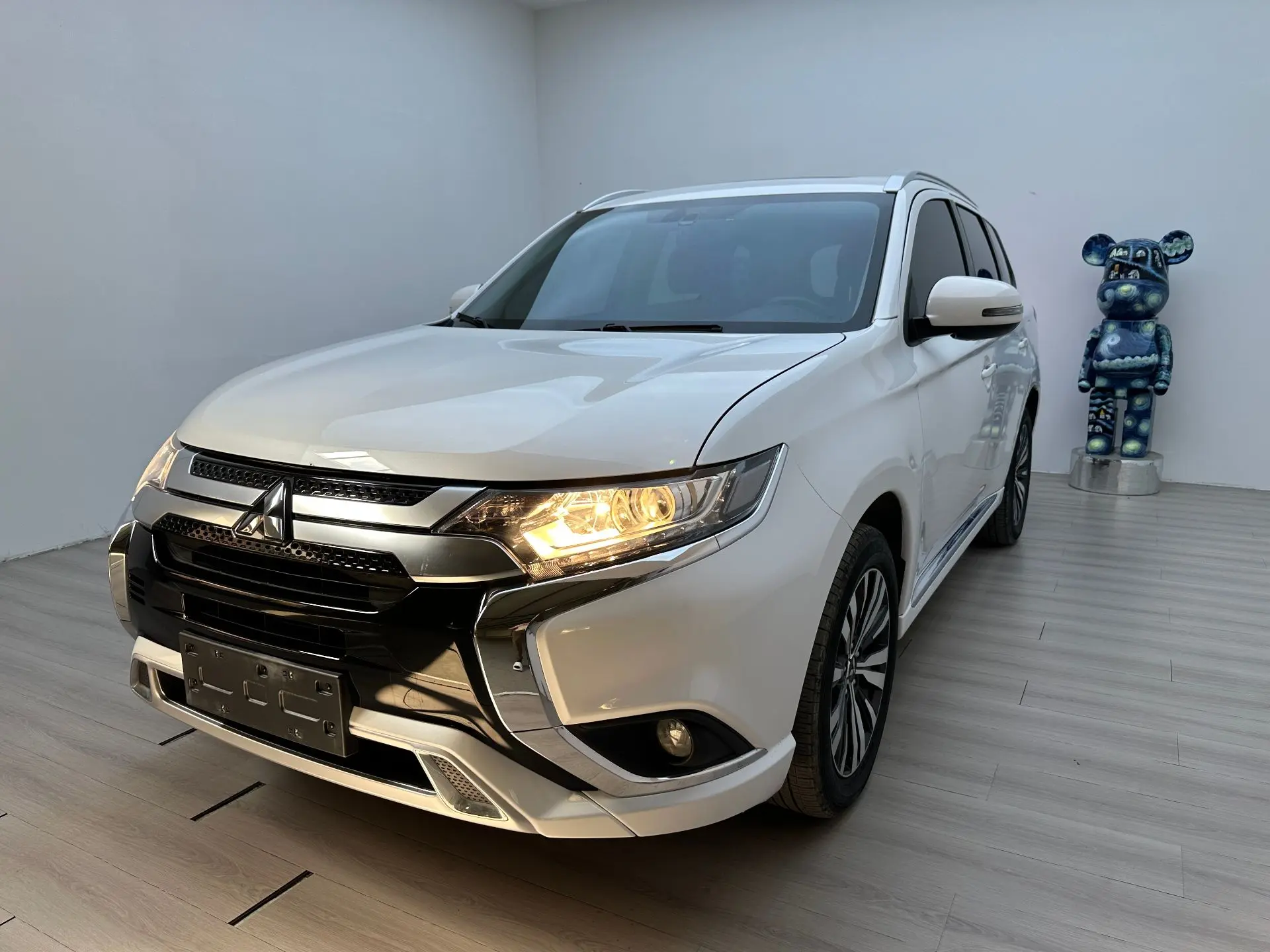 *Mitsubishi Outlander 2.0T CVT с передним приводом Эксклюзивная версия*