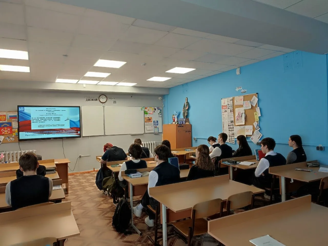 📅 В канун Дня воссоединения Крыма и Севастополя с Россией в 10А классе прошёл классный час, посвящён