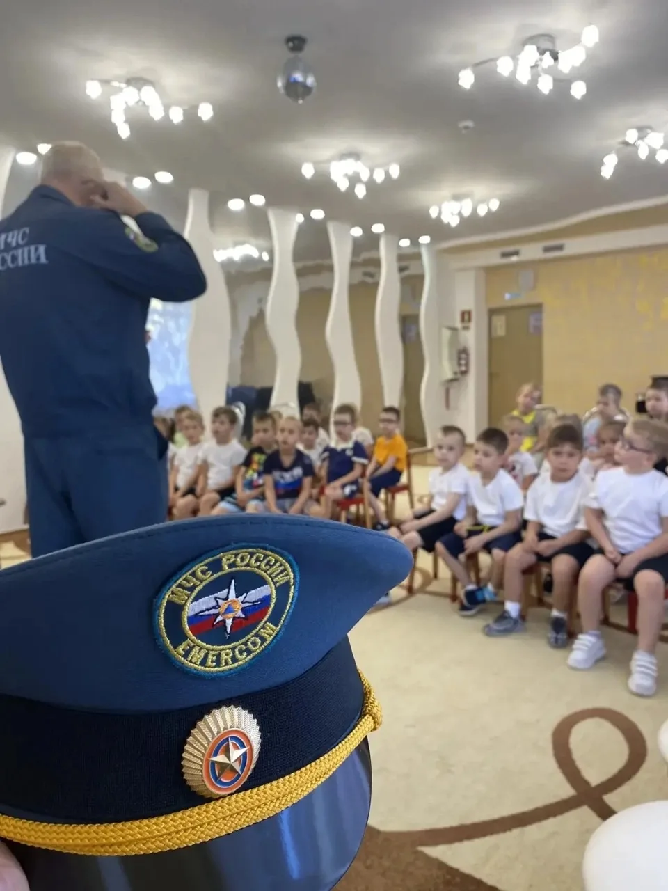Главные по огню заглянули к ребятам из старших групп в гости! 🚒👨‍🚒