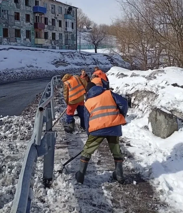 Бригады ручного труда продолжают работы по расчистке пешеходных зон.  📍Ленинский район   Работает бр