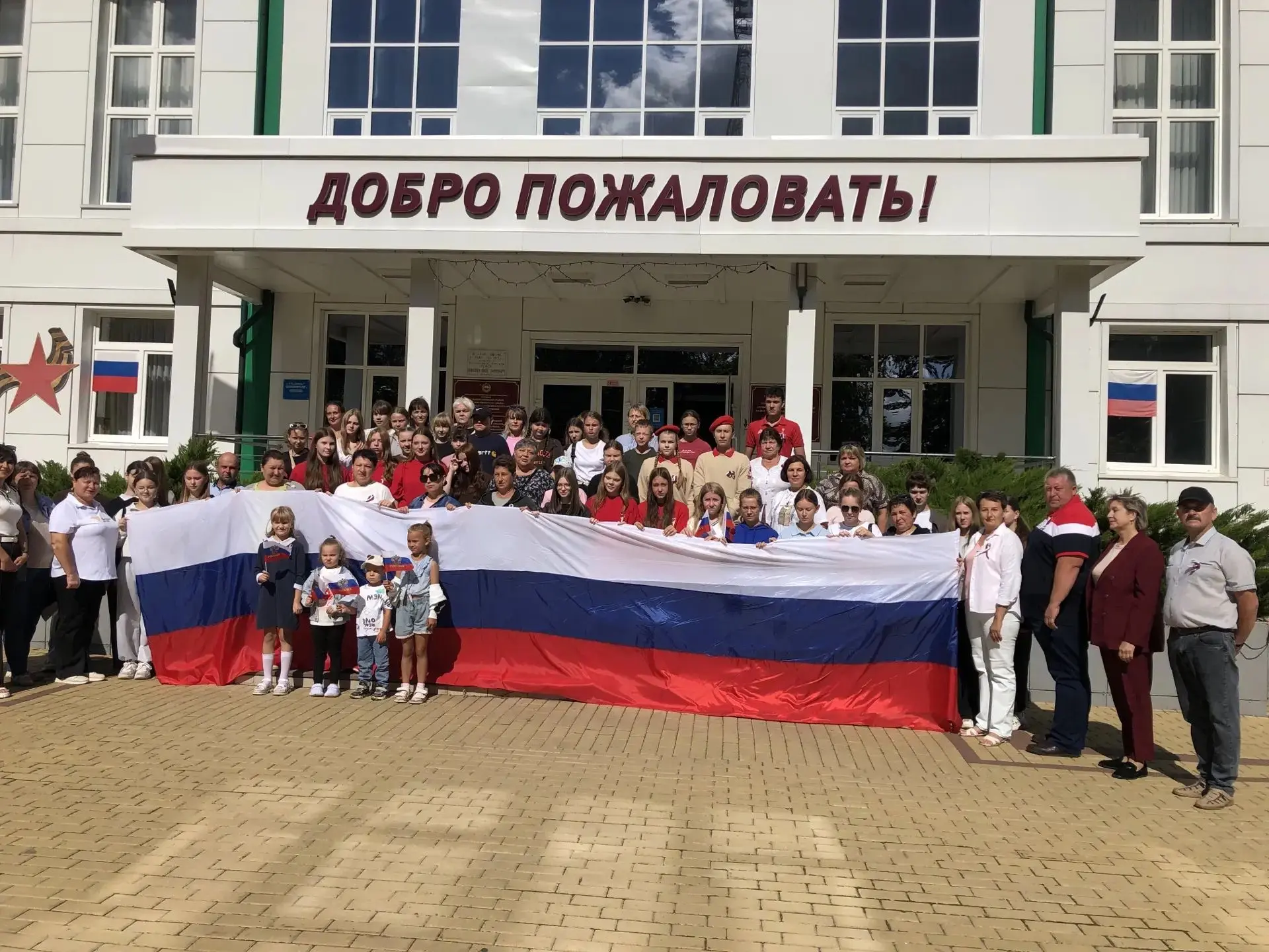 🇷🇺 С гордостью в сердце: в школе прошла торжественная церемония поднятия Государствен...