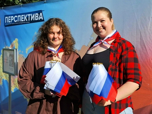 🇷🇺 Мы в Таврике — и в нашей акции по вручению флажков с цветами российского триколора...