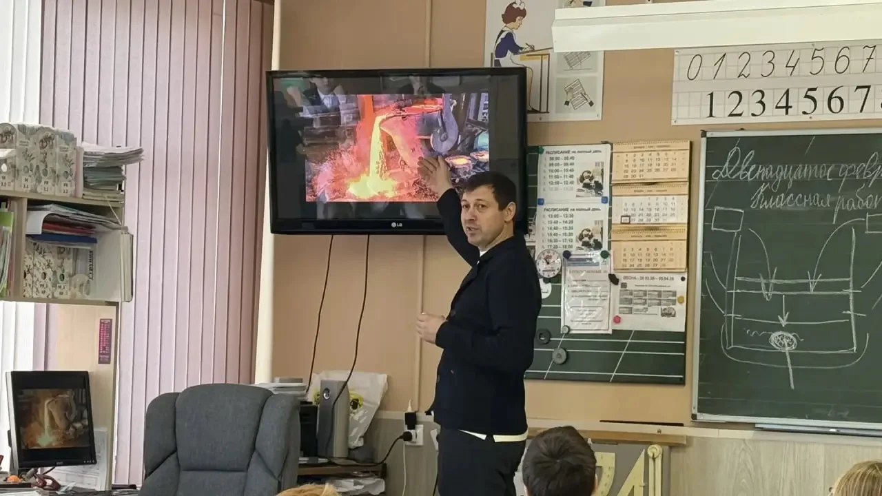 Сегодня в рамках Недели наук к ребятам 3В класса заглянул особенный гость — один из пап, который раб