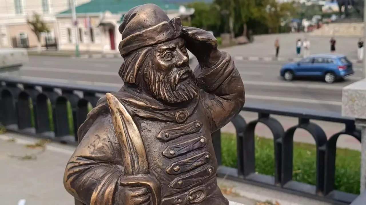🗿 В Пензе начали устанавливать «пензяков-добряков»