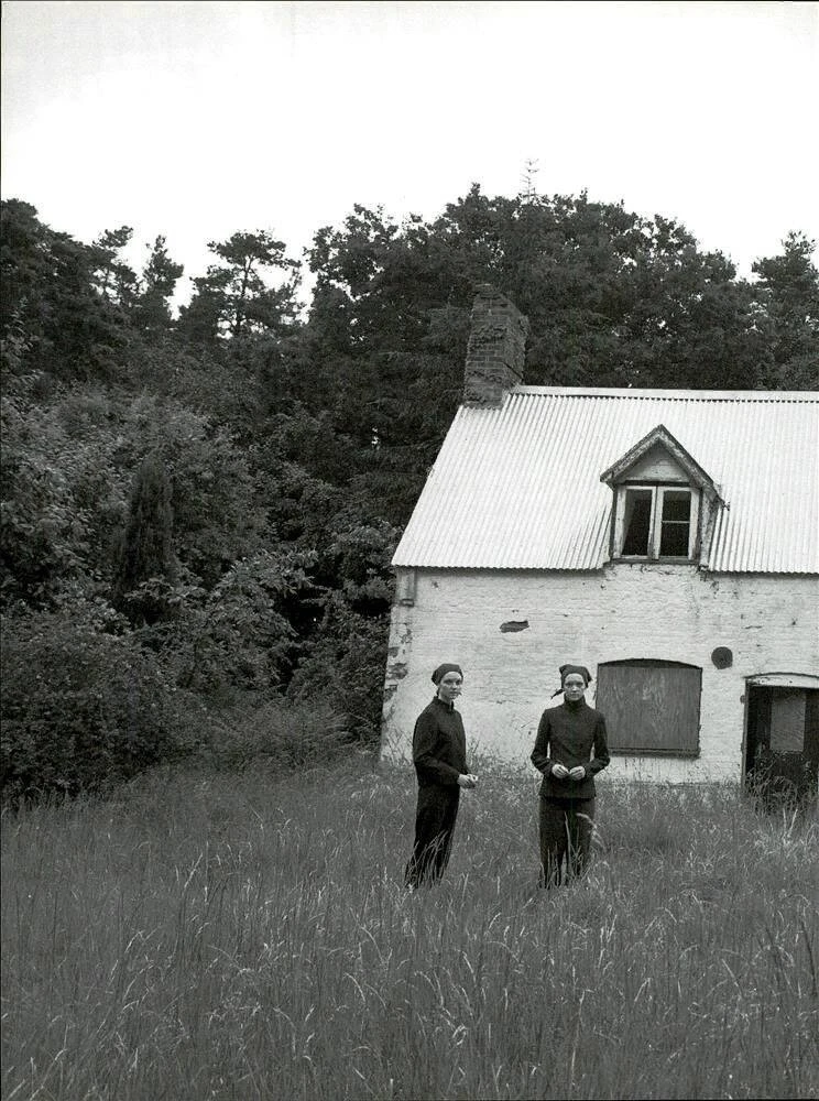 «A rural story»: Сестры Егоровы в объективе Юргена Теллера для Vogue Italia [ноябрь, 1998]