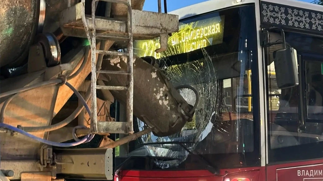 Бетономешалка в пробке врезалась в автобус