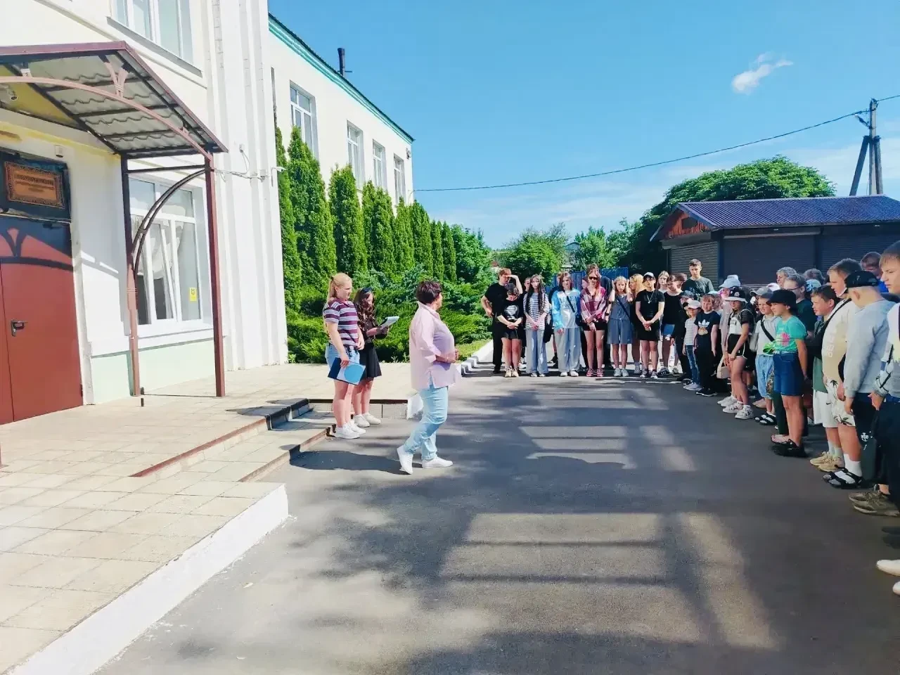 15 июня на базе МКОУ «Воробьевская СОШ» стартовала лагерная смена труда и отдыха. Торжественное откр