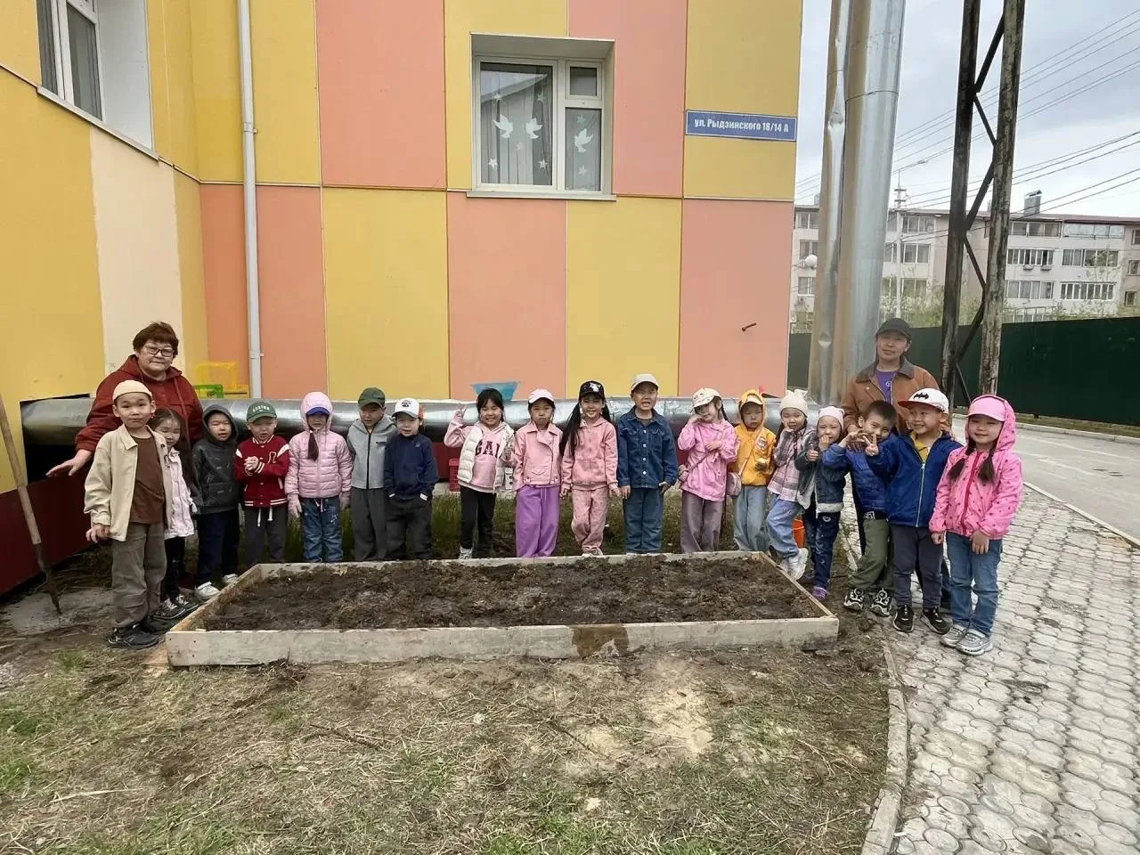🌱 «Кустук» сажает картошку! Наши замечательные малыши высадили картофель. Детям очень ...
