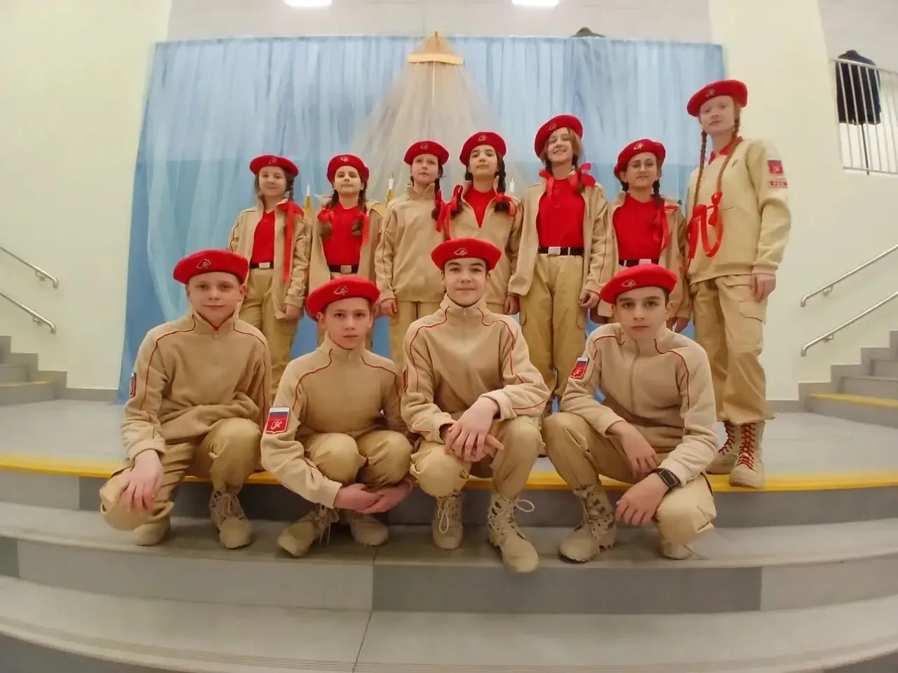 Ребята из школьного военно-патриотического клуба «ЛИДЕР» нашего  «Образовательного комплекса №8» г. 