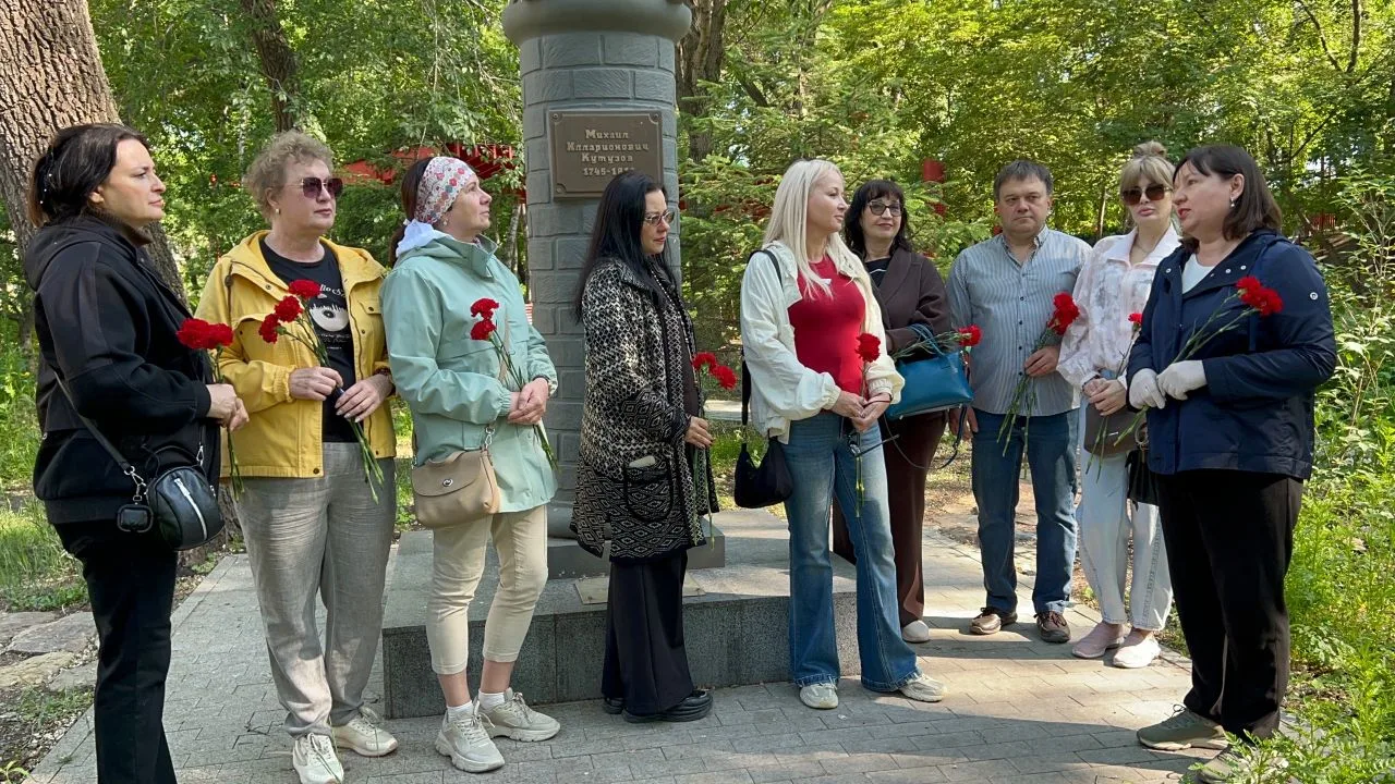 🇷🇺 С Днём России!
 
12 июня сотрудники Приморского краевого колледжа искусств собрались у памятник