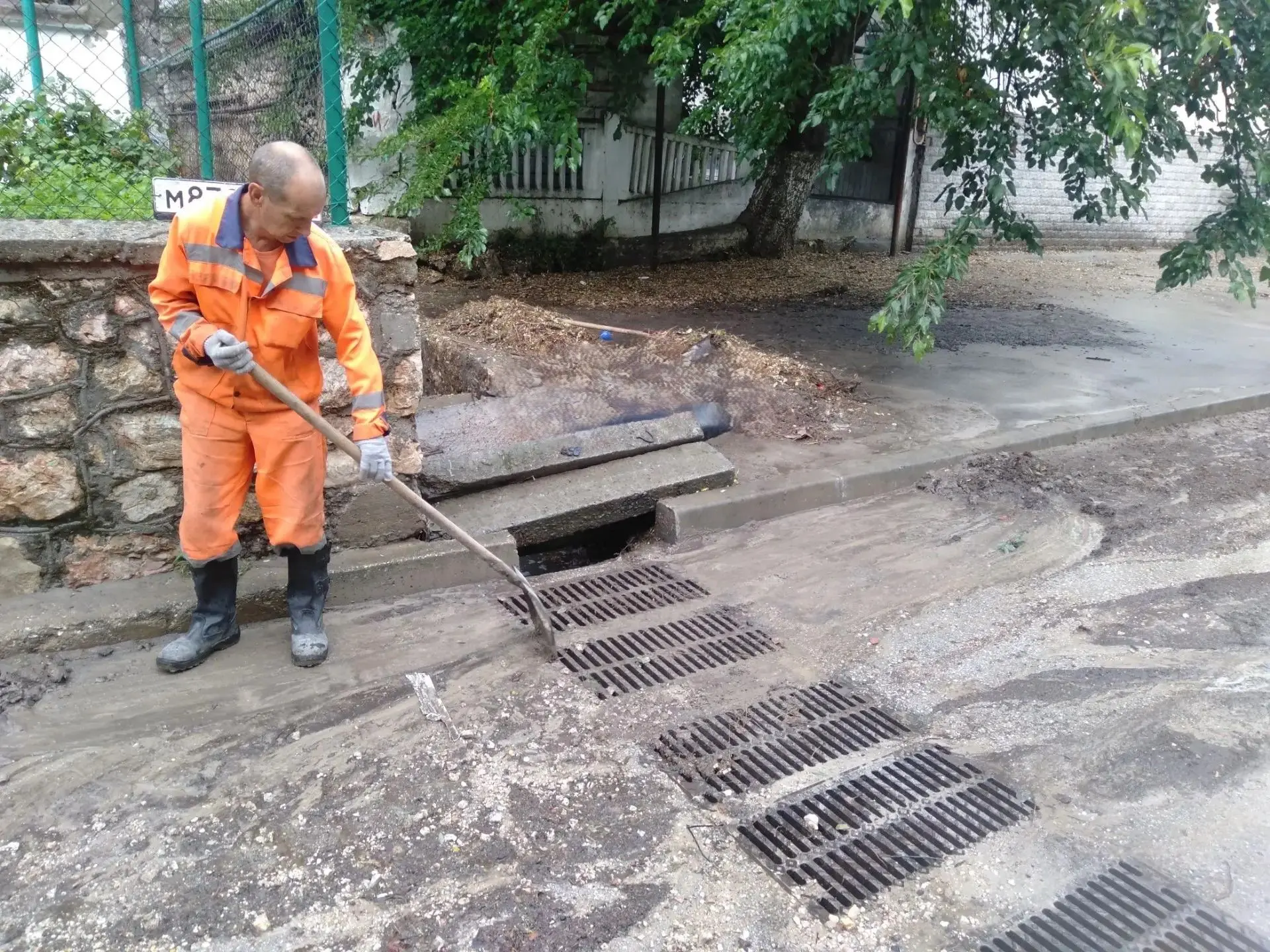 🛠 Рабочие моменты 
⁣
Бригада Николая Еремина очистила от сбитой порывами ветра листвы лотки и решет
