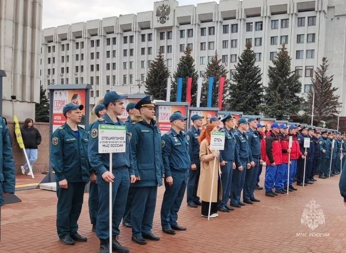 🧑‍🚒Площадь Славы в Самаре собрала пожарных и спасателей на масштабный праздник  В преддверии знамена