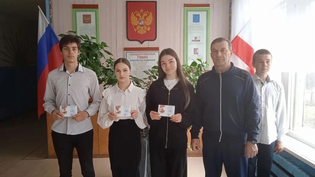 Учащимся МОУ "СОШ с.Озерки"вручили знаки отличия ГТО.Знаки отличия «Готов к труду и обо...